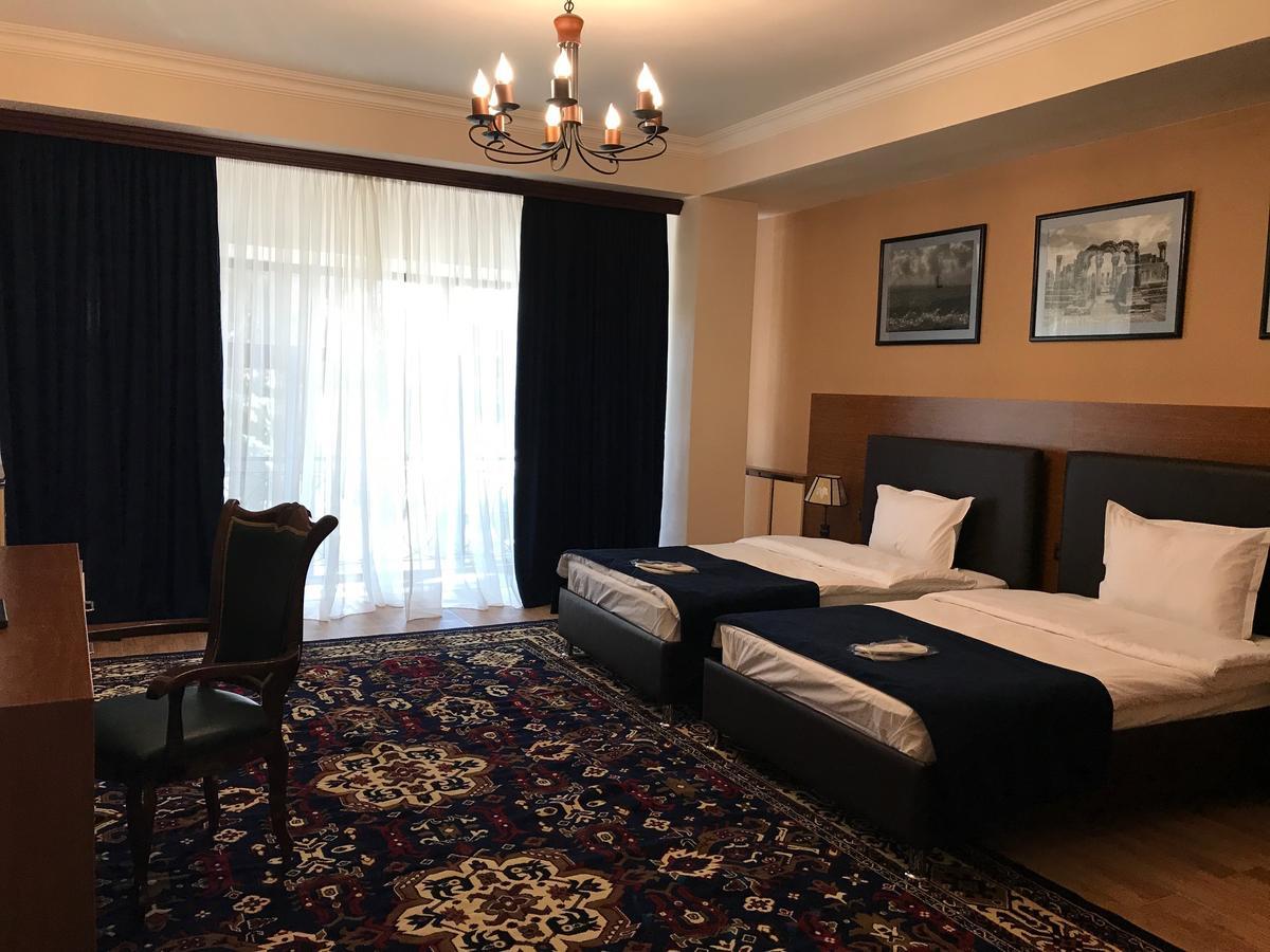 Hotel Plaza Viktoria Gyumri Esterno foto